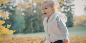 Kind will keine Jacke anziehen - Herbstlaub